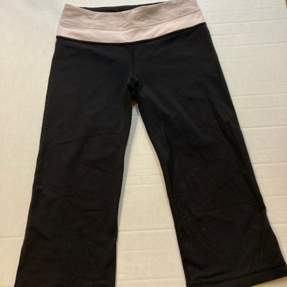 Lululemon Black Pink Reversible Cropped Leggings - Size 6 - Picture 1 of 6